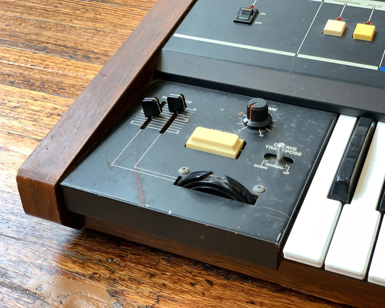 '82 Roland Juno 6 - Polyphonic Synthesiser