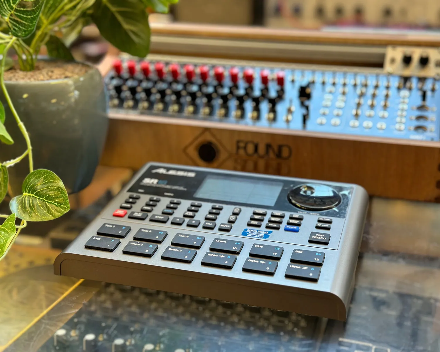 Alesis SR18 Drum Machine