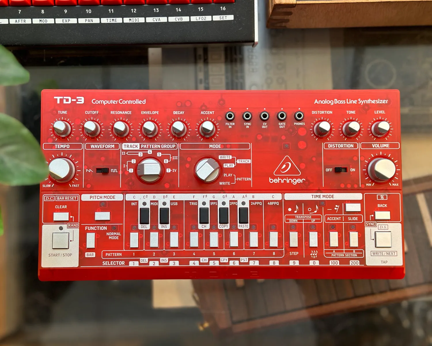 Behringer TD-3 SB Analog Bass Line Synth - Strawberry